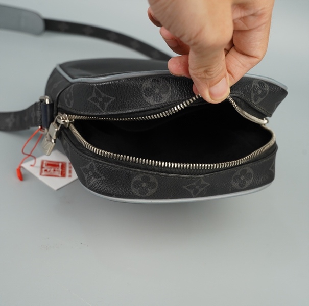 Túi LV đeo chéo vân đen viền hoa sz16 (Manly) KG+