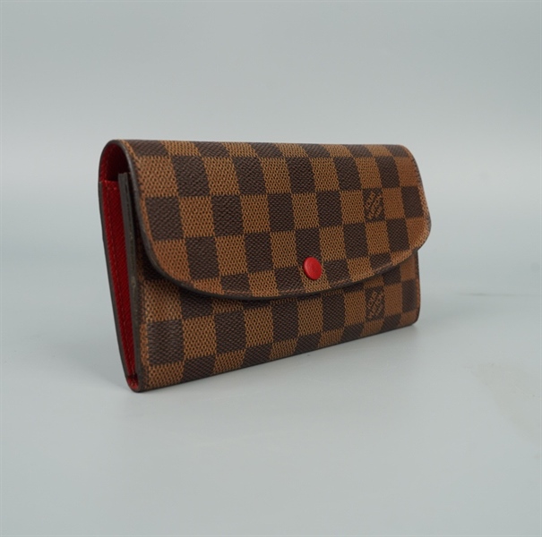 Ví LV dài ô vuông nâu nút đỏ KG+