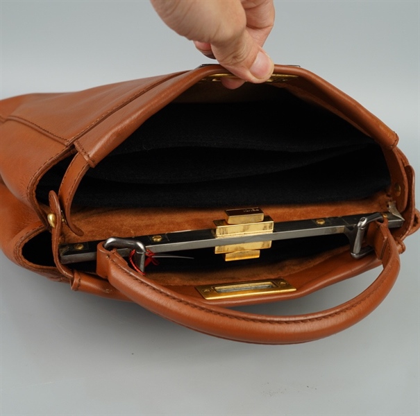 Túi Fendi màu nâu (8BN226-FZN-128.2516) có lót form sz34 KG+