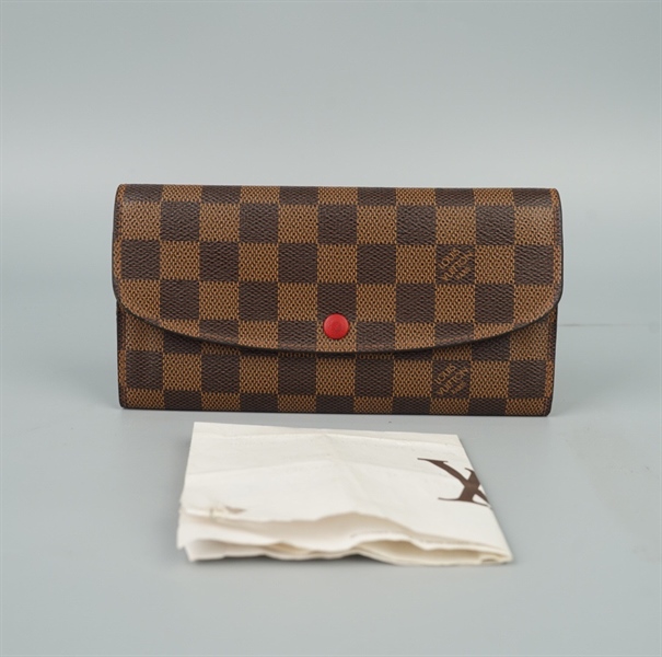 Ví LV dài ô vuông nâu nút đỏ KG+