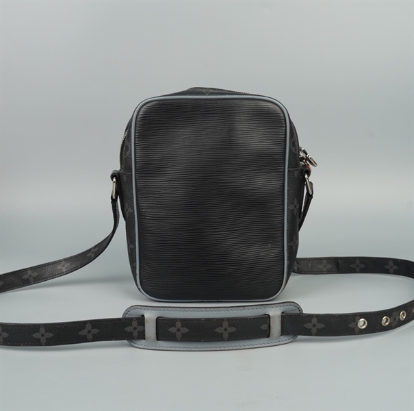 Túi LV đeo chéo vân đen viền hoa sz16 (Manly) KG+