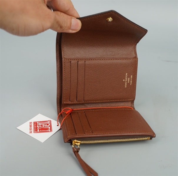 Ví LV hoa nâu gập 3 nút vàng KG+