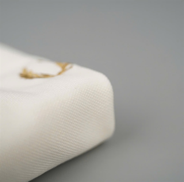 Áo thun Fred Perry màu trắng thêu logo vàng KG+