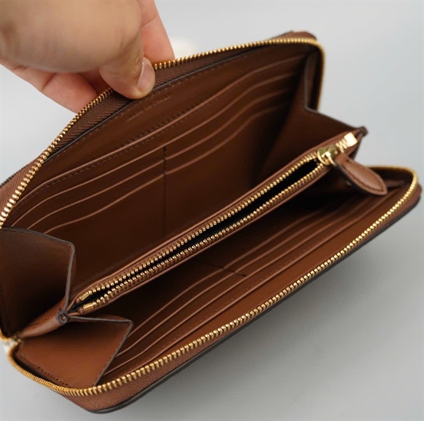 Ví BBR dài màu nâu họa tiết KG+