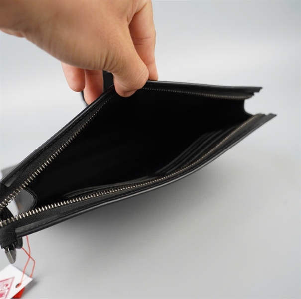 Túi LV Clutch xám viền đen sz26 KG+