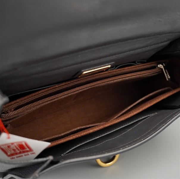 Túi Salvatore màu đen có lót form nâu sz38 KG+
