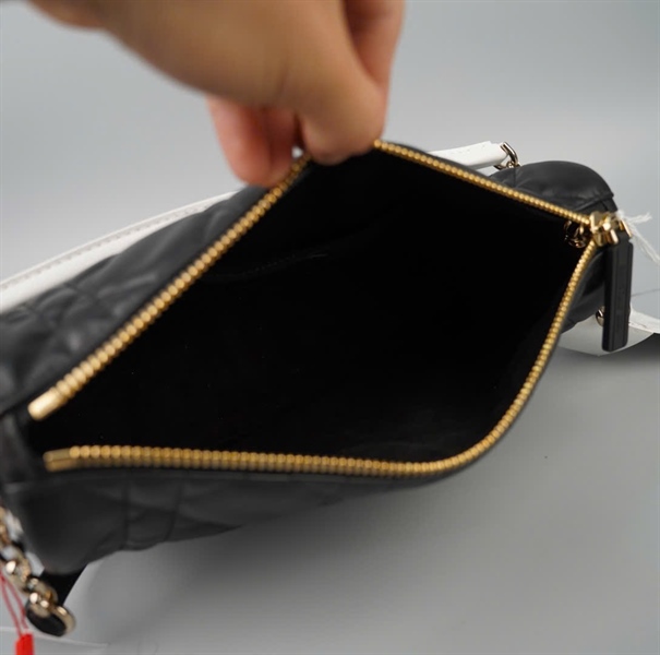 Túi Dior màu đen quai trắng sz29 KG+