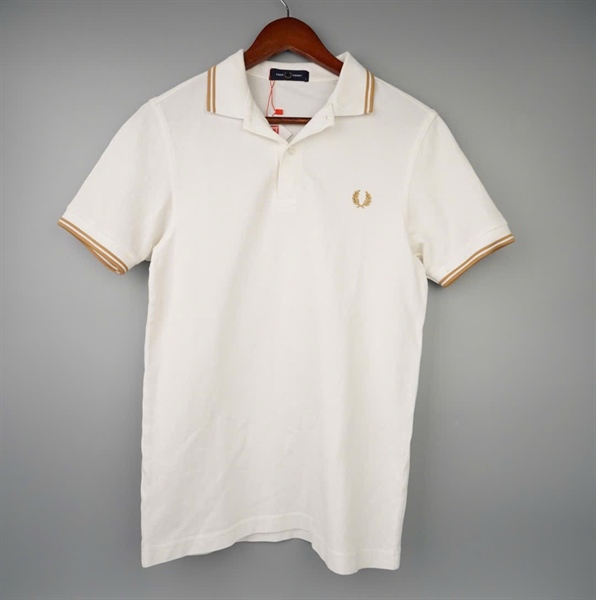 Áo thun Fred Perry màu trắng thêu logo vàng KG+