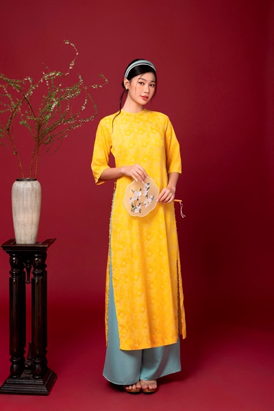 Áo dài suông cổ tròn kết cườm lai cổ