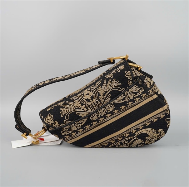 Túi Dior yên ngựa đen thêu chỉ vàng KG+