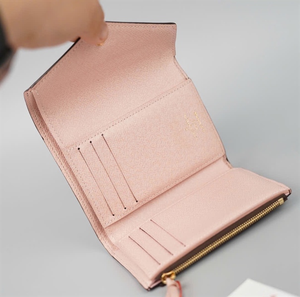 Ví LV hoa nâu nút hồng gập 3 (LT) KG+