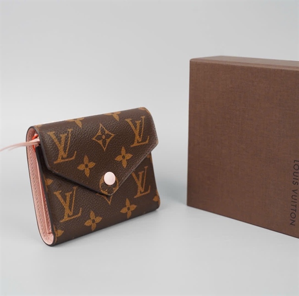 Ví LV hoa nâu nút hồng gập 3 (LT) KG+
