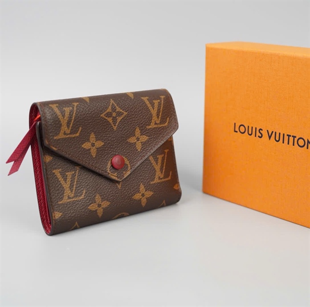 Ví LV hoa nâu nút đỏ gập 3 (LT) KG+