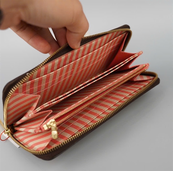 Ví LV ô vuông nâu in hình (LT) KG+