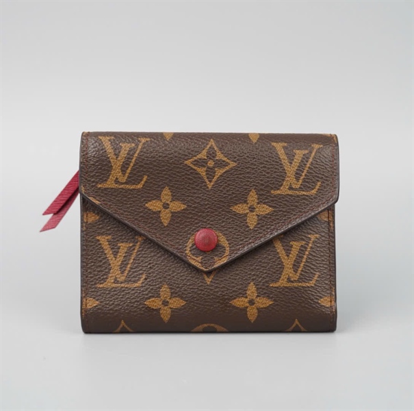 Ví LV hoa nâu nút đỏ gập 3 (LT) KG+
