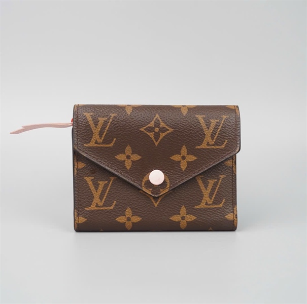 Ví LV hoa nâu nút hồng gập 3 (LT) KG+