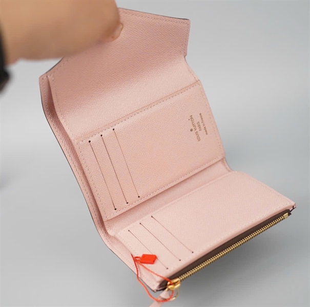 Ví LV hoa nâu nút hồng gập 3 (LT) KG+