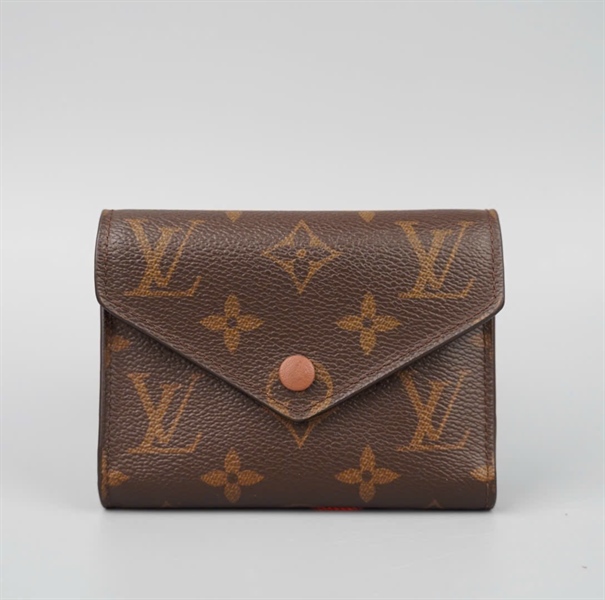 Ví LV hoa nâu nút nâu gập 3 (LT) KG+