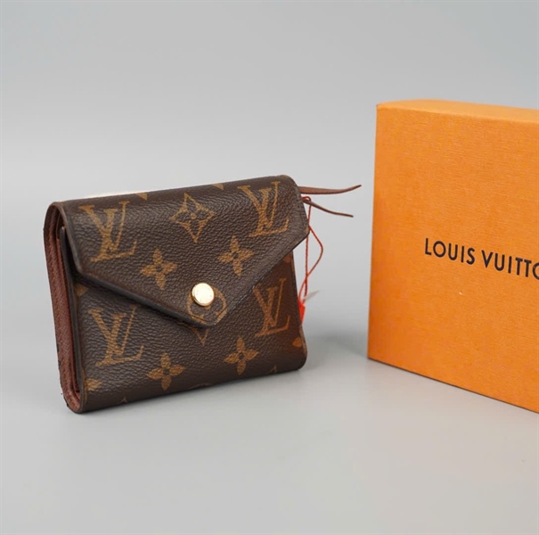 Ví LV hoa nâu gập 3 nút vàng KG+