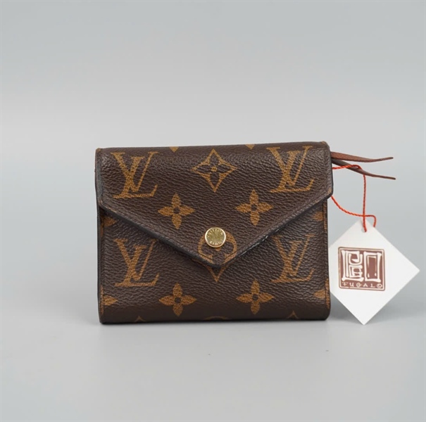 Ví LV hoa nâu gập 3 nút vàng KG+