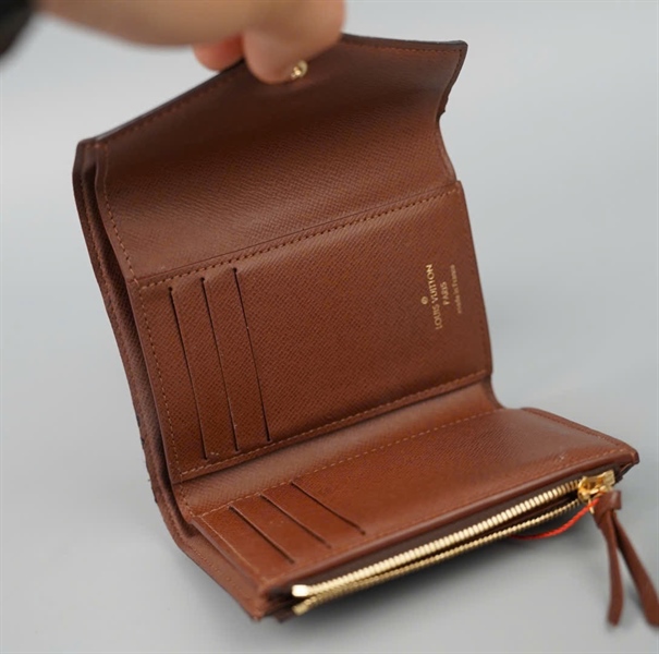 Ví LV hoa nâu gập 3 nút vàng KG+