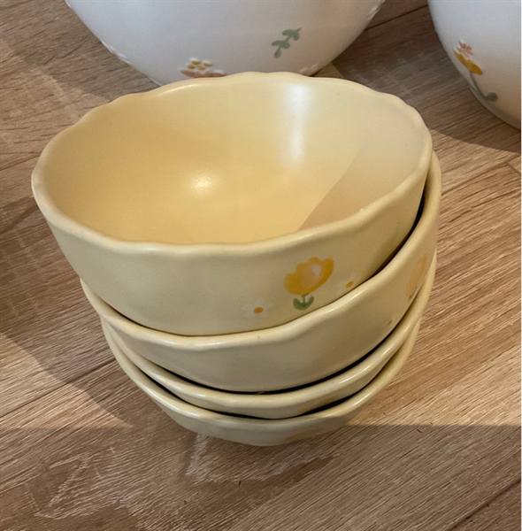 Bát con tulip vàng