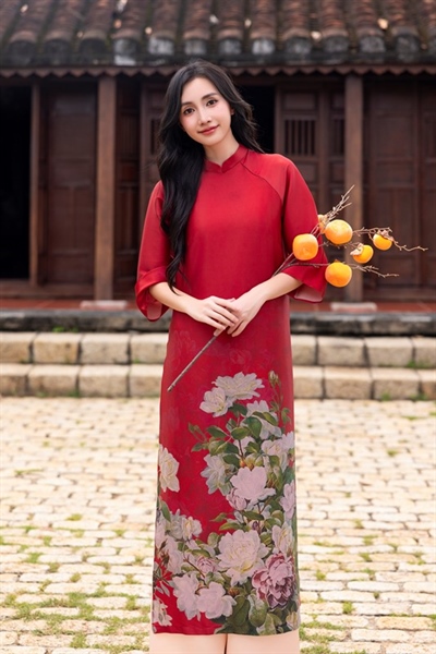 Áo dài suông đỏ chân bông