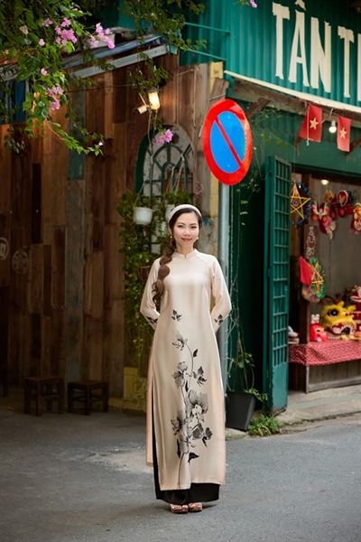 Áo dài suông kem chân bông đen