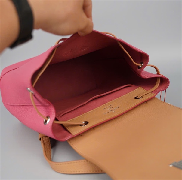 Balo LV hồng nắp nâu (BMC) KG+