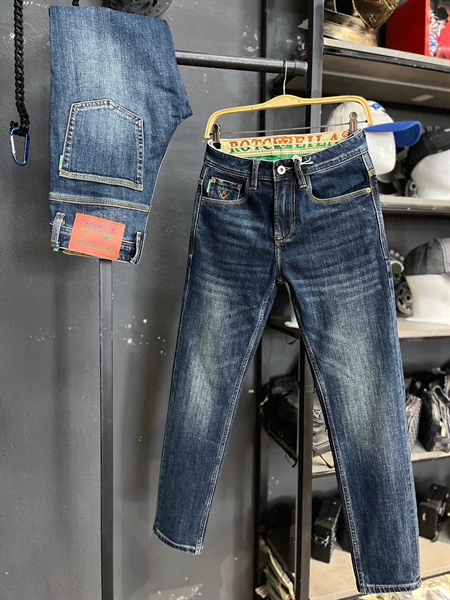 Jean QCSC-TT1 A867 xanh đậm lưng thêu chữ túi thêu GA3