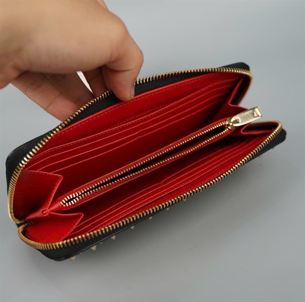 Ví Christian Louboutin đen đính đinh bạc KG+