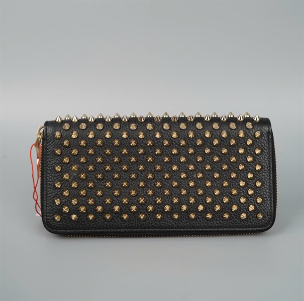 Ví Christian Louboutin đen đính đinh bạc KG+