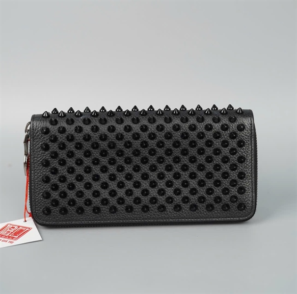 Ví Christian Louboutin đen đính đinh đen KG+