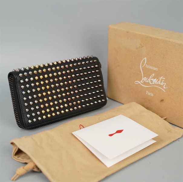 Ví Christian Louboutin đen đính đinh nhiều màu KG+