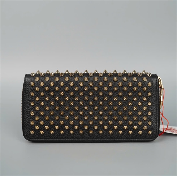 Ví Christian Louboutin đen đính đinh bạc KG+