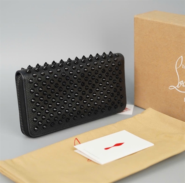 Ví Christian Louboutin đen đính đinh đen KG+