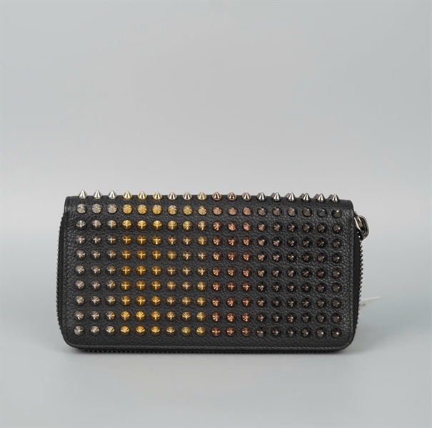 Ví Christian Louboutin đen đính đinh nhiều màu KG+