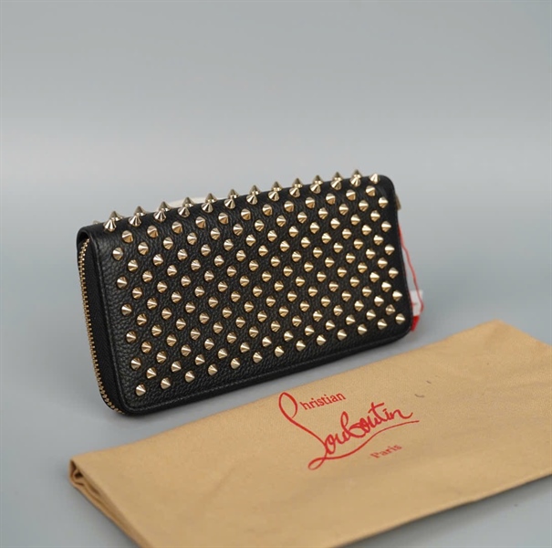 Ví Christian Louboutin đen đính đinh bạc KG+
