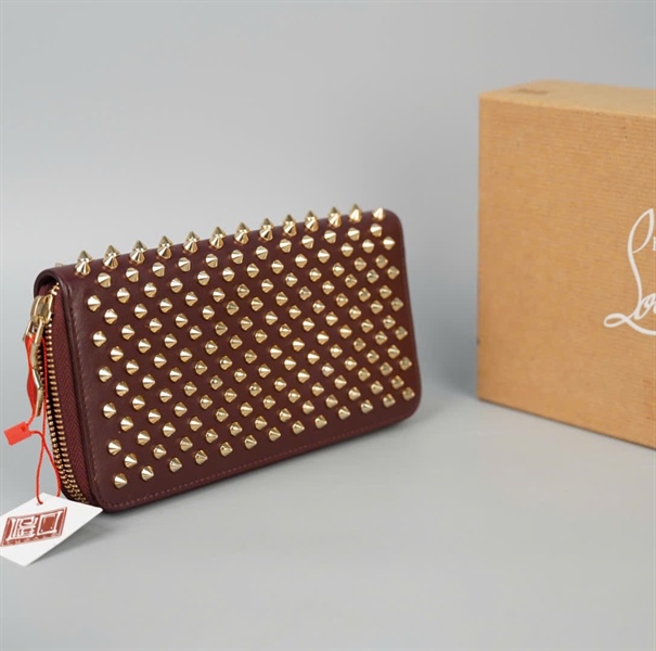 Ví Christian Louboutin nâu đính đinh KG+