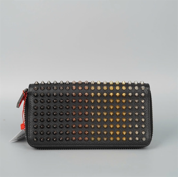 Ví Christian Louboutin đen đính đinh nhiều màu KG+