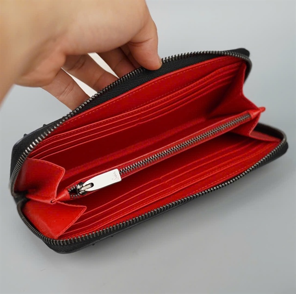 Ví Christian Louboutin đen đính đinh đen KG+