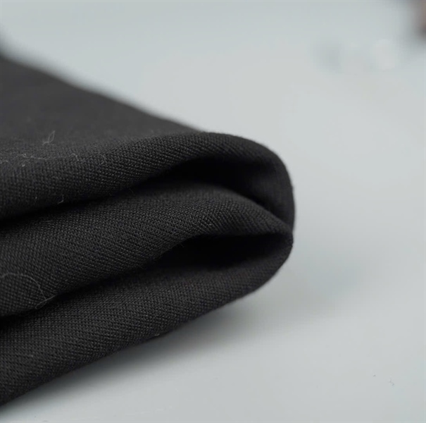 Váy Prada màu đen sz40 KG+