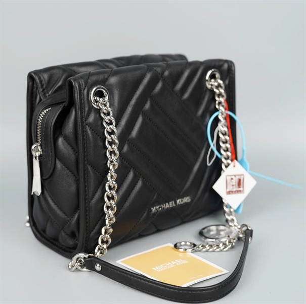 Túi MK đen sz23 kèm charm (A-T) KG+