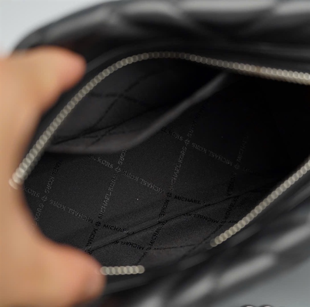 Túi MK đen sz23 kèm charm (A-T) KG+