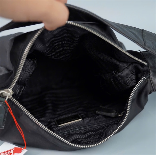 Túi Prada đen sz24 (A-T) KG+