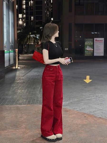 Set nữ thiết kế áo crop đen phối quần kaki đỏ ống suông