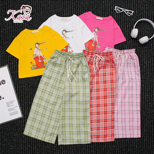 BG QUẦN CARO SUÔNG ÁO CÔ GÁI NGỒI CHẬU HOA SIZE 4-14,R6