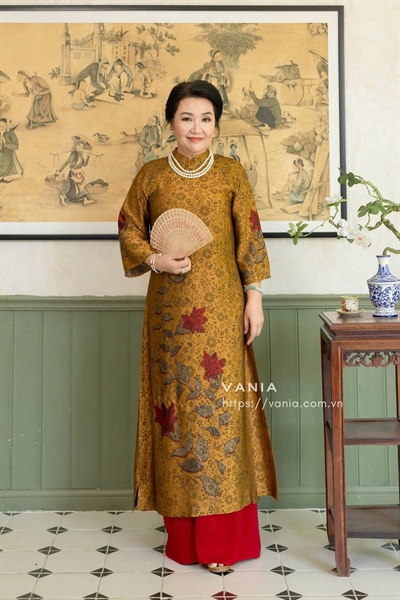 Áo dài suông bông vàng hoa đỏ