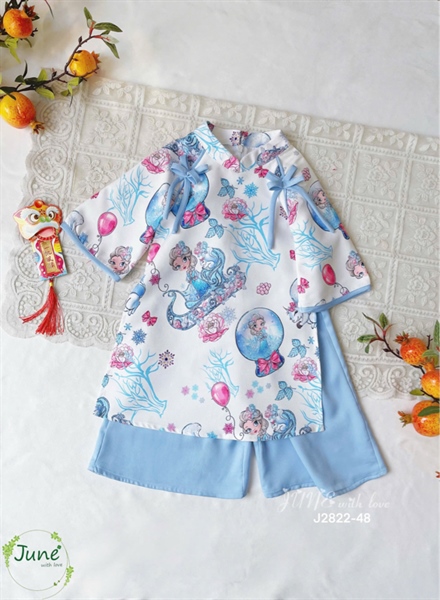 Set áo dài bé gái thiết kế cổ cao màu trắng hình Elsa đính nơ tay lửng viền xanh nhạt phối quần lụa xanh nhạt kèm băng đô