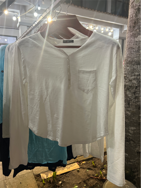 Áo thun trắng cổ tròn có nút tay dài New Fashion